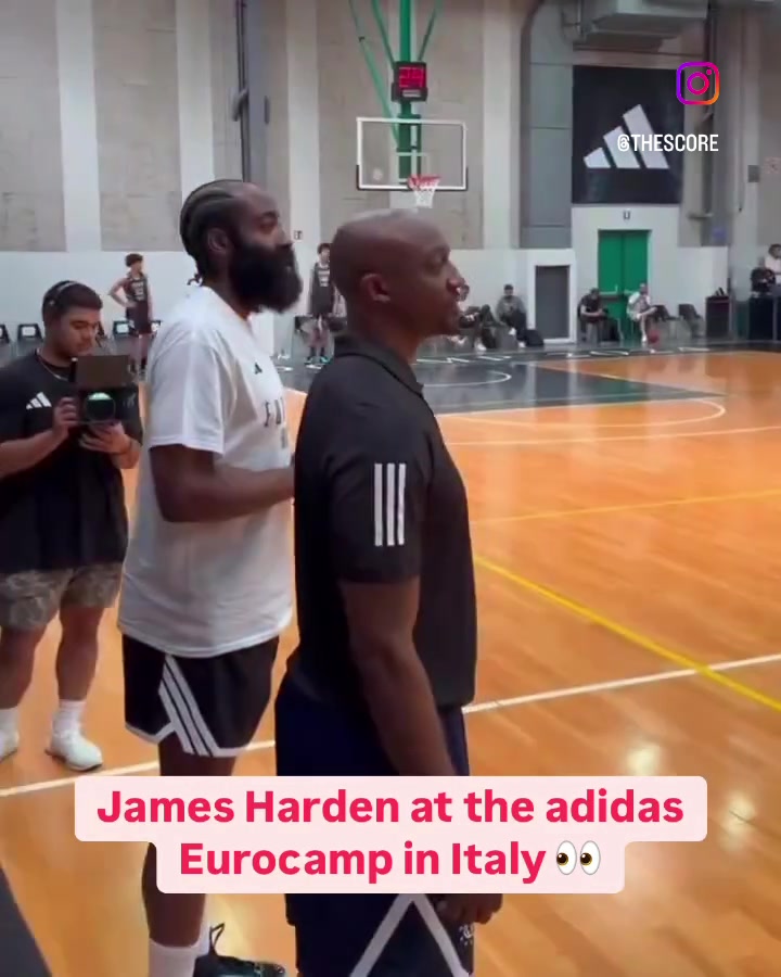 哈登近日在意大利阿迪达斯训练营，给年轻球员传授篮球技巧，其中还有中国小