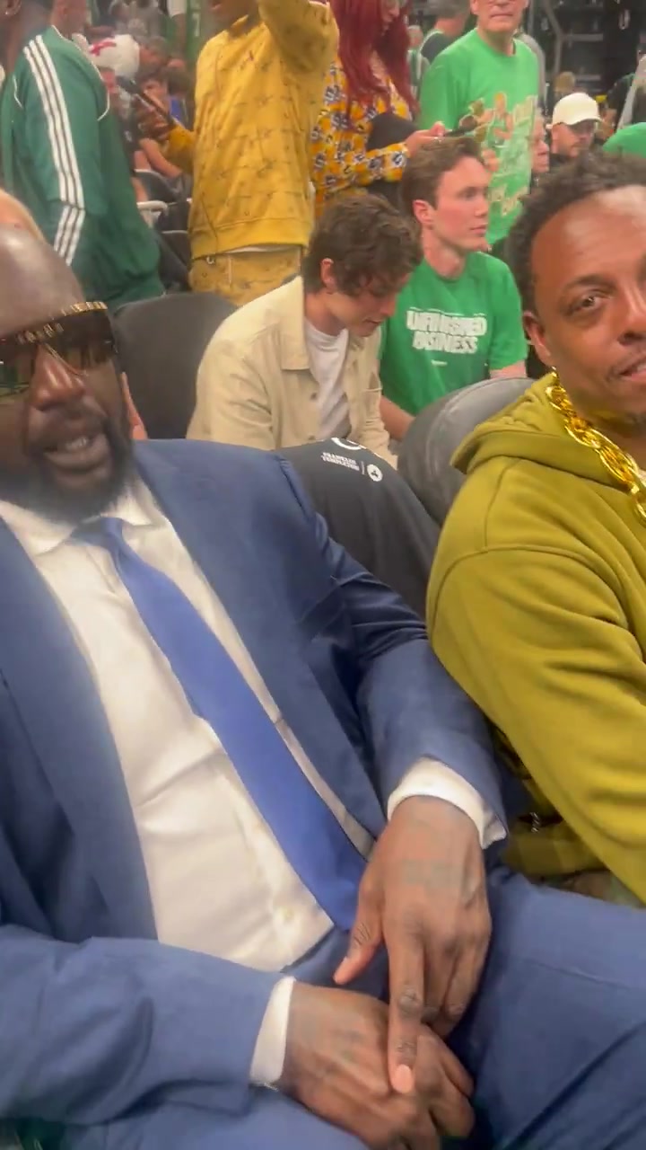 重磅嘉宾！奥尼尔和皮尔斯来到NBA总决赛现场，坐在一起看球