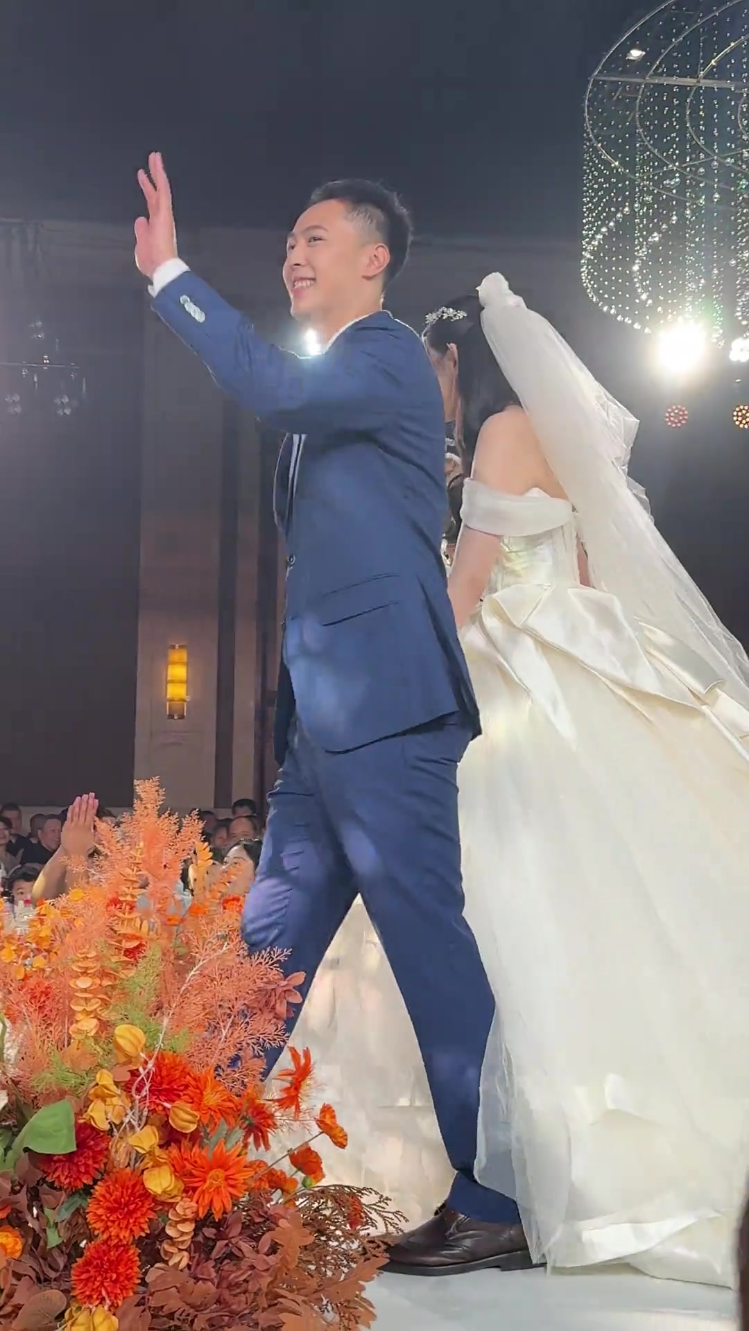 范子铭晒北京后卫姜文结婚视频：祝二位新人永结同心 百年好合！