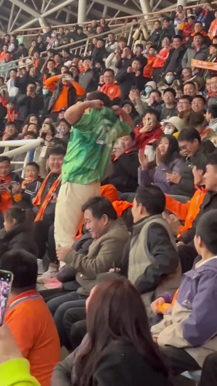 这位穿着国安250号球衣的泰山球迷又来看球了